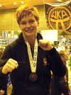 Vizeweltmeisterin Manu mit ihrer Silbermedaille im Edinburgher Meadow-Bank-Sport-Center Oktober 2010